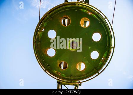 Nahaufnahme eines lange verlassenen großen Skiliftrades in Asiago Vicenza Italien Stockfoto