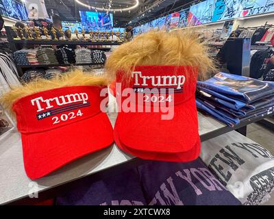 MERCHANDISING DER AMERIKANISCHEN PRÄSIDENTSCHAFTSKAMPAGNE IN NEW YORKER GESCHÄFTEN Stockfoto