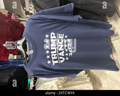 MERCHANDISING DER AMERIKANISCHEN PRÄSIDENTSCHAFTSKAMPAGNE IN NEW YORKER GESCHÄFTEN Stockfoto