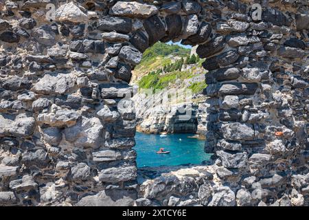 Blick durch die berühmte Byron's Cave (italienisch: Grotta di Byron) in der Bucht der Dichter an der ligurischen Küste in Porto Venere, Italien Stockfoto