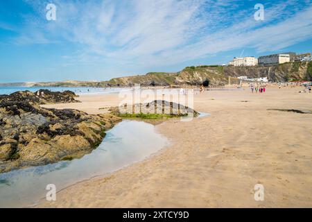 Ebbe am GT Great Western Beach, gesehen vom Towan Beach in Newquay in Cornwall in Großbritannien. Stockfoto