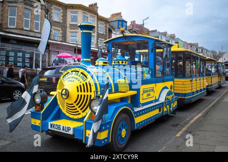 Der farbenfrohe Straßenzug, der durch das Stadtzentrum von Newquay in Cornwall in Großbritannien fährt. Stockfoto
