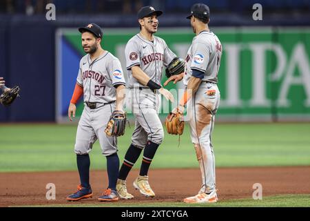 St. Petersburg, FL: Houston Astros-Außenseiter Mauricio Dubón (14) erhält nach einem MLB-Spiel gegen Th einen Handschlag von Shortstop Jeremy Peña (3) Stockfoto