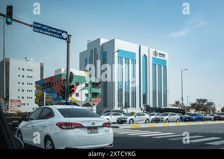 Große Kreuzung mit Fußgängerübergängen, Saeed bin Ahmed Al Otaiba Street in Abu Dhabi, VAE. Städtisches Geschäftsviertel. Reisefoto, Editorial - 27. Januar, Stockfoto