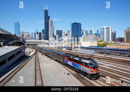 Chicago Skyline mit METRA Nahverkehr Zug Eisenbahn am Bahnhof Union Station in Chicago, USA Chicago, USA - 3. Mai 2023: Skyline mit METRA Nahverkehr Zug Eisenbahn am Bahnhof Union Station in Chicago, USA. *** Skyline von Chicago mit dem METRA-Pendlerzug an der Union Station in Chicago, USA Chicago, USA 3. Mai 2023 Skyline mit dem METRA-Pendlerzug an der Union Station in Chicago, USA Stockfoto