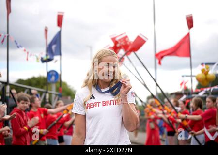 Mitglieder des Bann Rowing Club in Coleraine, Nordirland, heißen Hannah Scott, die vierfache Goldmedaillengewinnerin des Teams GB für Damen willkommen. Bilddatum: Mittwoch, 14. August 2024. Stockfoto