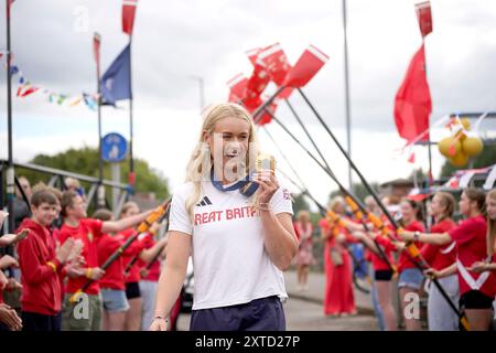 Mitglieder des Bann Rowing Club in Coleraine, Nordirland, heißen Hannah Scott, die vierfache Goldmedaillengewinnerin des Teams GB für Damen willkommen. Bilddatum: Mittwoch, 14. August 2024. Stockfoto