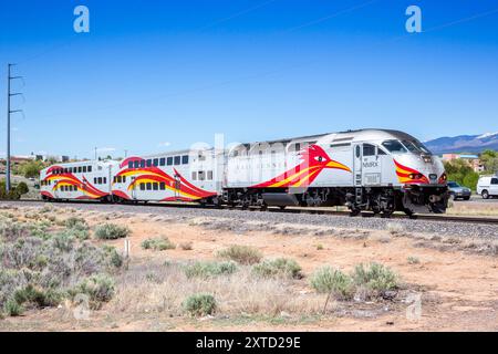 Zug des New Mexico Rail Runner Express Regionalbahn Bahn Eisenbahn in Santa Fe, USA Santa Fe, USA - 8. Mai 2023: Zug des New Mexico Rail Runner Express Regionalbahn Eisenbahn in Santa Fe, USA. *** New Mexico Rail Runner Express Regional Railroad Train in Santa Fe, USA Santa Fe, USA 8. Mai 2023 New Mexico Rail Runner Express Regional Railroad Train in Santa Fe, USA Stockfoto