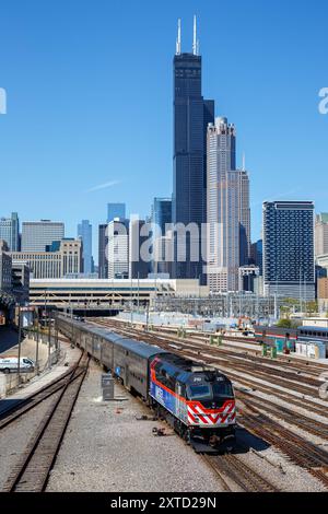 Chicago Skyline mit METRA Nahverkehr Zug Eisenbahn am Bahnhof Union Station Hochformat in Chicago, USA Chicago, USA - 3. Mai 2023: Skyline mit METRA Nahverkehr Zug Eisenbahn am Bahnhof Union Station Hochformat in Chicago, USA. *** Skyline von Chicago mit METRA-Pendlerzug am Union Station Porträt in Chicago, USA Chicago, USA 3. Mai 2023 Skyline mit METRA-Pendlerzug am Union Station Porträt in Chicago, USA Stockfoto