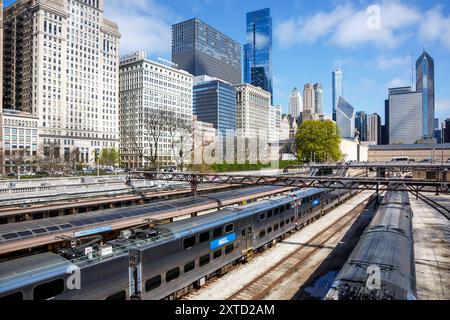 Chicago Skyline mit METRA Nahverkehr Zug Eisenbahn am Bahnhof Van Buren Street in Chicago, USA Chicago, USA - 3. Mai 2023: Skyline mit METRA Nahverkehr Zug Eisenbahn am Bahnhof Van Buren Street in Chicago, USA. *** Skyline von Chicago mit dem METRA-Pendlerzug am Bahnhof Van Buren Street in Chicago, USA Chicago, USA 3. Mai 2023 Skyline mit dem METRA-Pendlerzug am Bahnhof Van Buren Street in Chicago, USA Stockfoto