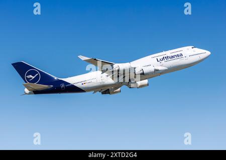 Lufthansa Boeing 747-400 Flugzeug Flughafen Frankfurt in Deutschland Frankfurt, Deutschland - 14. Mai 2024: Ein Boeing 747-400 Flugzeug der Lufthansa mit dem Kennzeichen D-ABVY am Flughafen in Frankfurt, Deutschland. *** Lufthansa Boeing 747 400 Flugzeuge Frankfurt Airport in Deutschland Frankfurt, Deutschland 14. Mai 2024 Ein Flugzeug der Lufthansa Boeing 747 400 mit der Registrierung D ABVY am Flughafen Frankfurt, Deutschland Stockfoto