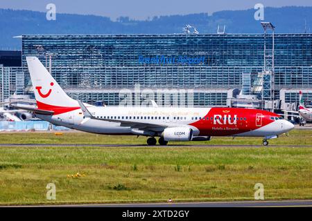 TUI Boeing 737-800 Flugzeug Flughafen Frankfurt in Deutschland RIU Hotels & Resorts Sonderbemalung Frankfurt, Deutschland - 14. Mai 2024: Ein Boeing 737-800 Flugzeug der TUI mit dem Kennzeichen D-ATUZ und der RIU Hotels & Resorts Sonderbemalung am Flughafen in Frankfurt, Deutschland. *** TUI Boeing 737 800 Flugzeuge Frankfurt Flughafen in Deutschland RIU Hotels Resorts Sonderlackierung Frankfurt, Deutschland 14. Mai 2024 Ein TUI Boeing 737 800 Flugzeug mit der Registrierung D ATUZ und die RIU Hotels Resorts Sonderlackierung am Flughafen Frankfurt, Deutschland Stockfoto