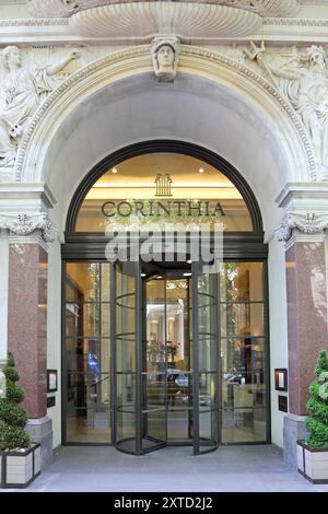 Eintritt zum Corinthia Hotel, London, Großbritannien. Ein exklusives 5-Sterne-Hotel im Herzen von Westminster. Stockfoto