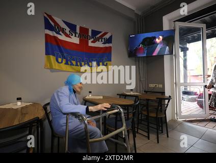 CHARKIW, UKRAINE - 13. AUGUST 2024 - eine ältere Frau sitzt am Tisch im Big Family Shelter, das sich um allein lebende ältere Menschen kümmert, die durch den Krieg obdachlos geworden sind und von der NRO Charkiw, Nordost-Ukraine, geführt wird. Stockfoto