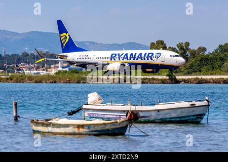 Ryanair Boeing 737 MAX 8 Flugzeug Flughafen Korfu in Griechenland Korfu, Griechenland - 8. Juni 2024: Ein Boeing 737 MAX 8 Flugzeug der Ryanair mit dem Kennzeichen 9H-VUY auf dem Flughafen Korfu CFU in Griechenland. *** Ryanair Boeing 737 MAX 8 Flugzeuge Korfu Flughafen in Griechenland Korfu, Griechenland 8. Juni 2024 Ein Ryanair Boeing 737 MAX 8 Flugzeug mit der Registrierung 9H VUY am Flughafen Korfu CFU in Griechenland Stockfoto