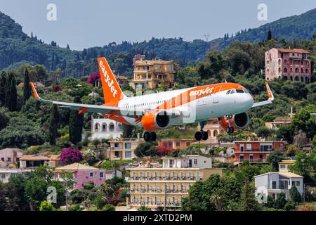 EasyJet Airbus A320neo Flugzeug Flughafen Korfu in Griechenland Korfu, Griechenland - 5. Juni 2024: Ein Airbus A320neo Flugzeug der EasyJet mit dem Kennzeichen G-UZHC auf dem Flughafen Korfu CFU in Griechenland. *** EasyJet Airbus A320neo Flugzeug Korfu Flughafen in Griechenland Korfu, Griechenland 5. Juni 2024 ein EasyJet Airbus A320neo Flugzeug mit der Registrierung G UZHC am Flughafen Korfu CFU in Griechenland Stockfoto