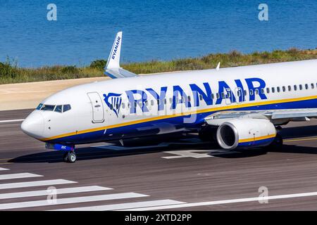 Ryanair Boeing 737-800 Flugzeug Flughafen Korfu in Griechenland Korfu, Griechenland - 8. Juni 2024: Ein Boeing 737-800 Flugzeug der Ryanair mit dem Kennzeichen SP-RSC auf dem Flughafen Korfu CFU in Griechenland. *** Ryanair Boeing 737 800 Flugzeug Korfu Flughafen in Griechenland Korfu, Griechenland 8. Juni 2024 Ein Ryanair Boeing 737 800 Flugzeug mit der Registrierung SP RSC am Flughafen Korfu CFU in Griechenland Stockfoto