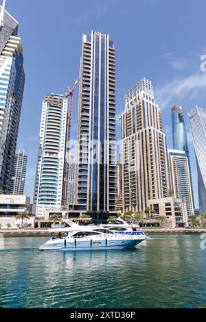 Yachten an der Dubai Marina Skyline Hochhäuser Immobilien Wolkenkratzer Luxus Reichtum Hochformat Dubai, Vereinigte Arabische Emirate - 17. Februar 2024: Yachten an der Dubai Marina Skyline Hochhäuser Immobilien Wolkenkratzer Luxus Reichtum in Dubai, Vereinigte Arabische Emirate. *** Yachten in Dubai Marina Skyline Wolkenkratzer Immobilien Wolkenkratzer Luxus Reichtum Portrait Dubai, Vereinigte Arabische Emirate 17. Februar 2024 Yachten in Dubai Marina Skyline Wolkenkratzer Immobilien Wolkenkratzer Luxus Reichtum in Dubai, Vereinigte Arabische Emirate Stockfoto