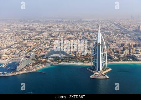 Dubai Burj Al Arab Luxus Hotel Luftaufnahme Luftbild am Meer von oben Dubai, Vereinigte Arabische Emirate - 16. Februar 2024: Dubai Burj Al Arab Luxus Hotel Luftaufnahme am Meer von oben in Dubai, Vereinigte Arabische Emirate. *** Dubai Burj Al Arab Luxushotel aus der Vogelperspektive auf das Meer von oben Dubai, Vereinigte Arabische Emirate 16. Februar 2024 Dubai Burj Al Arab Luxushotel aus der Vogelperspektive auf das Meer von oben in Dubai, Vereinigte Arabische Emirate Stockfoto