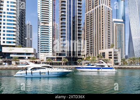 Yachten an der Dubai Marina Skyline Hochhäuser Immobilien Wolkenkratzer Luxus Reichtum Dubai, Vereinigte Arabische Emirate - 17. Februar 2024: Yachten an der Dubai Marina Skyline Hochhäuser Immobilien Wolkenkratzer Luxus Reichtum in Dubai, Vereinigte Arabische Emirate. *** Yachten in Dubai Marina Skyline Wolkenkratzer Immobilien Wolkenkratzer Luxus Reichtum Dubai, Vereinigte Arabische Emirate 17 Februar 2024 Yachten in Dubai Marina Skyline Wolkenkratzer Immobilien Wolkenkratzer Luxus Reichtum in Dubai, Vereinigte Arabische Emirate Stockfoto