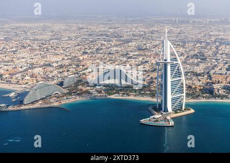 Dubai Burj Al Arab Luxus Hotel Luftaufnahme Luftbild am Meer von oben Dubai, Vereinigte Arabische Emirate - 16. Februar 2024: Dubai Burj Al Arab Luxus Hotel Luftaufnahme am Meer von oben in Dubai, Vereinigte Arabische Emirate. *** Dubai Burj Al Arab Luxushotel aus der Vogelperspektive auf das Meer von oben Dubai, Vereinigte Arabische Emirate 16. Februar 2024 Dubai Burj Al Arab Luxushotel aus der Vogelperspektive auf das Meer von oben in Dubai, Vereinigte Arabische Emirate Stockfoto