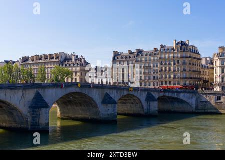 Paris, Frankreich, 08.08.2024 Blick auf die seine vom Ufer. Haussmann-Gebäude im Hintergrund Stockfoto