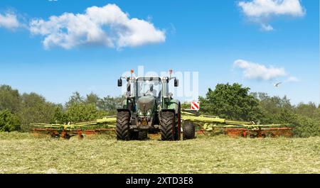 Traktor mit heuschneider auf der Wiese-1333 Stockfoto