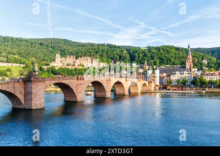 Heidelberg mit Schloss, Fluss Neckar und Alte Brücke in Heidelberg, Deutschland Heidelberg, Deutschland - 14. Mai 2024: Schloss, Fluss Neckar und Alte Brücke in Heidelberg. *** Heidelberg mit Schloss, Neckar und Alte Brücke in Heidelberg, Deutschland 14. Mai 2024 Schloss, Neckar und Alte Brücke in Heidelberg, Deutschland Stockfoto