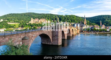 Heidelberg mit Schloss, Fluss Neckar und Alte Brücke Panorama in Heidelberg, Deutschland Heidelberg, Deutschland - 14. Mai 2024: Schloss, Fluss Neckar und Alte Brücke Panorama in Heidelberg, Deutschland. *** Heidelberg mit Schloss, Neckar und Alte Brücke Panorama in Heidelberg, Deutschland Heidelberg, Deutschland 14 Mai 2024 Schloss, Neckar und Alte Brücke Panorama in Heidelberg, Deutschland Stockfoto