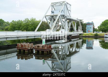 Die Pegasus Bridge, ursprünglich Bénouville Bridge genannt, ist eine Straße, die den Caen Canal überquert. Stockfoto