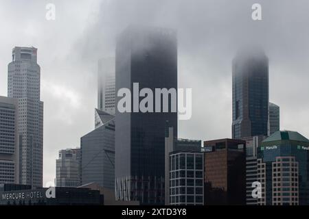 Aug. 2024. CapitaSpring Wolkenkratzer bedeckt mit Nebel oder Nebel während des regnerischen Wetters, befinden sich die Wolkenkratzer in der Nähe des Meeres. Singapur. Stockfoto