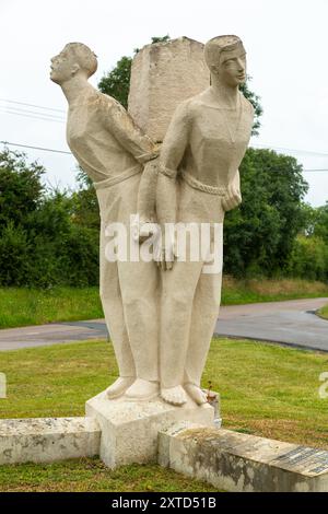 Dieses Denkmal erinnert an 28 französische Zivilisten, die von den Deutschen erschossen wurden, weil sie britische Fallschirmjäger versteckt hatten Stockfoto