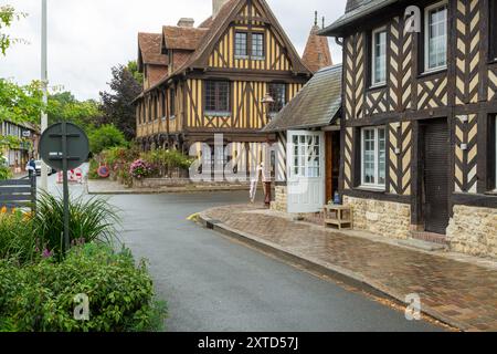 Beuvron-en-Auge, eines der schönsten Dörfer Frankreichs, liegt im Pays d'Auge, 30 km von Caen und Lisieux entfernt Stockfoto