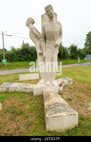 Dieses Denkmal erinnert an 28 französische Zivilisten, die von den Deutschen erschossen wurden, weil sie britische Fallschirmjäger versteckt hatten Stockfoto