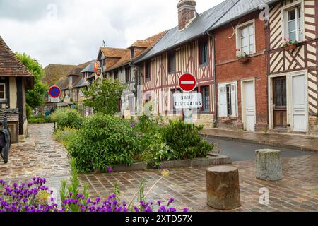 Beuvron-en-Auge, eines der schönsten Dörfer Frankreichs, liegt im Pays d'Auge, 30 km von Caen und Lisieux entfernt Stockfoto