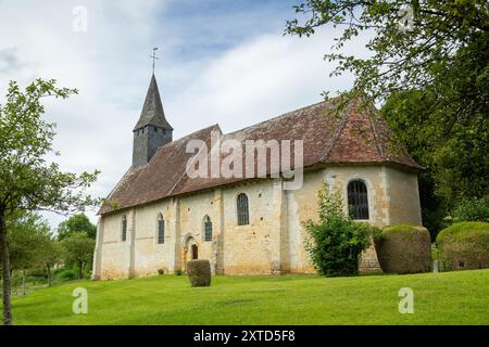 Die Kirche Saint-Germain-et-Saint-Sébastien de Grandouet ist eine katholische Kirche in Cambremer, Frankreich Stockfoto