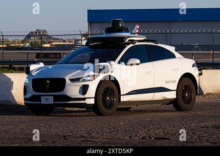 Flughafen Sky Harbor 3-30-2024 Phoenix, AZ USA Waymo-Robotaxi in der Nähe des Flughafens Phoenix Aky Harbor Stockfoto