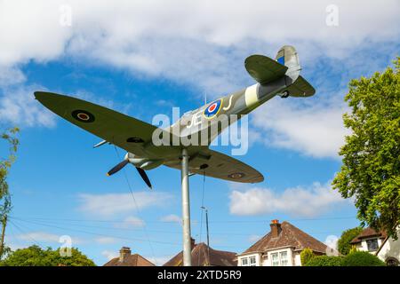 Secret Spitfire Memorial Eine lebensgroße Nachbildung eines Spitfire in einem malerischen Vorort von Salisbury Stockfoto