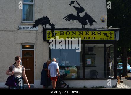 London, Großbritannien. August 2024. Banksy enthüllt am 13. August 2024 im Londoner Zoo das neunte Tierwerk. Das Graffiti an den Fensterläden im Londoner Zoo ist das neunte Werk des Künstlers in neun Tagen. (Foto: Laura Chiesa/Pacific Press/SIPA USA) Credit: SIPA USA/Alamy Live News Stockfoto