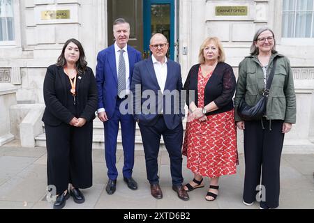 (Von links nach rechts) Leiter der internen und industriellen Beziehungen GMB, Rhea Wolfson, Mike Clancy, Generalsekretär von Prospect, Generalsekretär des TUC Paul Novak, Christina McAnea Generalsekretärin von UNISON und Generalstabschef von UNITE Sarah Carpenter, kommen Sie zu einem Treffen mit dem Minister für Wirtschaft und Handel Jonathan Reynolds im Kabinettsbüro in Whitehall, London, über den „Plan to Make Work Pay“ von Labour. Bilddatum: Mittwoch, 14. August 2024. Stockfoto