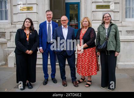 London, Großbritannien. August 2024. Von links nach rechts - Rhea Wolfson, Leiterin der odf-internen und industriellen Beziehungen, GMB, Mike Clancy Prospect, Paul Nowak, TUC, Christina McAnea, Unison und Sarah Carpenter, Stabschef von Unite, stellvertretende Premierministerin Angela Rayner und Wirtschaftssekretärin Jonathan Reynolds treffen sich mit Gewerkschaftsführern und Vertretern, um das LabourÕs Gesetz über die Beschäftigungsrechte zu erörtern. Quelle: Mark Thomas/Alamy Live News Stockfoto