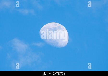 Mond bei Tag mit Wolken Stockfoto