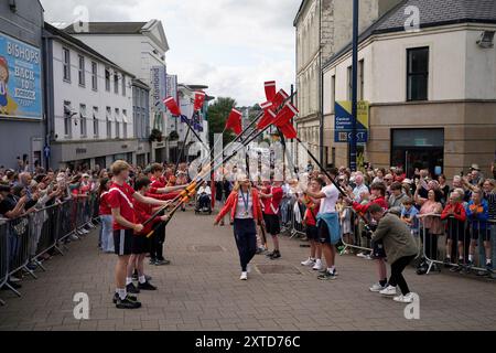 Mannschaftssiegerin Hannah Scott, die bei einer Homecoming-Parade in Coleraine in Nordirland Gold in den Women's Quadruple Sculls gewann. Bilddatum: Mittwoch, 14. August 2024. Stockfoto