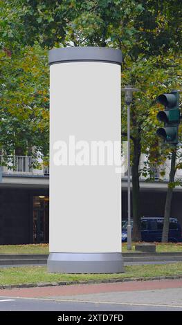 Leere Werbesäule in einer Stadt mit grauer Freifläche, Werbematerial. Leeres Werbepanel Stockfoto