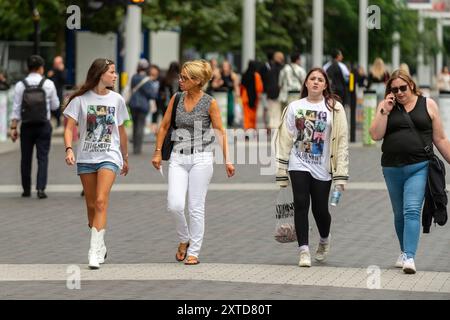 London, Großbritannien. 14. August 2024. Taylor Swift Fans („Swifties“) mit begehrten Merchandise („Merch“) vor dem Wembley Stadium vor Taylor Swifts Eras Tour August Konzerten. Taylor Swift trat im Juni für drei Nächte im Wembley Stadium auf und wird ab dem 15. August fünf weitere Nächte spielen. Quelle: Stephen Chung / Alamy Live News Stockfoto