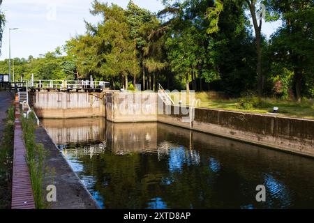 N011 Schleuse und Tore, River Trent, Gunthorpe, Nottinghamshire, England Stockfoto