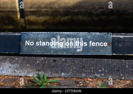 "Nicht auf diesem Zaun stehen", Fluss Trent, Gunthorpe, Nottinghamshire, England Stockfoto