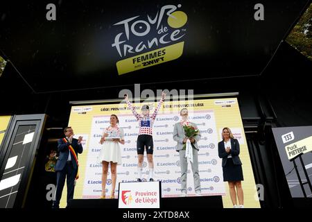 LÜTTICH – Puck Pieterse feiert ihr Polka Dot Trikot als beste Klettererin auf dem Podium während der vierten Etappe der Tour de France Femmes, der Tour de France für Frauen, von Valkenburg nach Lüttich. Die mehrtägige Radtour ist Teil der UCI Women's WorldTour und dauert bis zum 18. August. ANP BAS CZERWINSKI Stockfoto