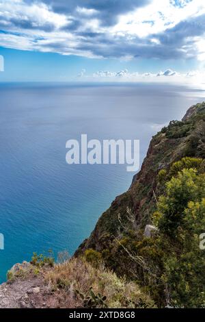 Blick auf das Meer und die Küste vom Aussichtspunkt Cabo Girao mit Glasboden auf Madeira, Portugal Stockfoto