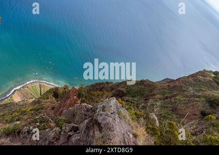 Blick auf das Meer und die Küste vom Aussichtspunkt Cabo Girao mit Glasboden auf Madeira, Portugal Stockfoto